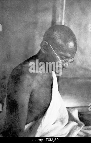 Mahatma Gandhi in seiner Hütte im Sevagram Ashram; 1939 KEINE HERR Stockfoto