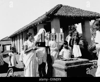 Mahatma Gandhi; Durga Mehta und andere bei einem Tulsi Baumpflanzaktion Zeremonie im Sevagram Ashram; 1946 KEIN HERR Stockfoto