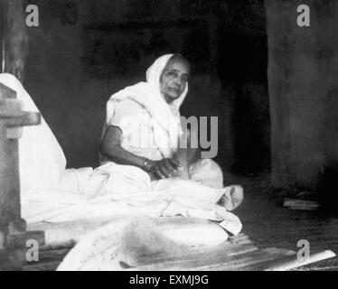 Kasturba Gandhi Mahatma Gandhi Füße massieren mit reinem ghee Butter oder Öl bei Sevagram Wardha Ashram Maharashtra Indien 1939 Stockfoto