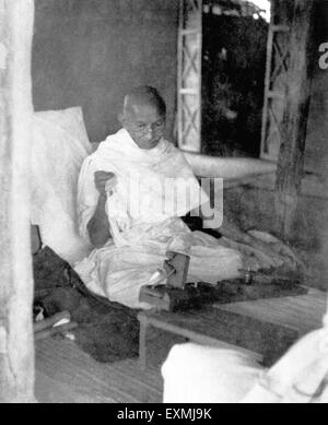 Mahatma Gandhi Spinnen in seiner Hütte im Sevagram Ashram; 1940 KEIN HERR Stockfoto