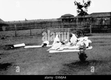 Kasturba Gandhi und Mahatma Gandhi Sevagram Ashram draußen sitzen; 1938 NICHT HERR Stockfoto