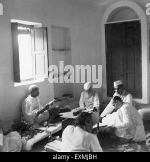 Mahatma Gandhi treffen Jawaharlal Nehru Rajendra Prasad Pyarelal Nayar und Menon an bhangi Kolonie in Delhi 1946 Indien Stockfoto