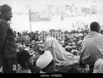 Mahatma Gandhi, Khan Abdul Gaffar Khan während seines Besuchs in den North West Frontier Provinzen nach Afghanistan zu sprechen Stockfoto