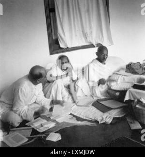 Mahadev Desai; Kasturba Gandhi und Mahatma Gandhi bei Abotabad Peshawar; Oktober 1938 kein Herr Stockfoto