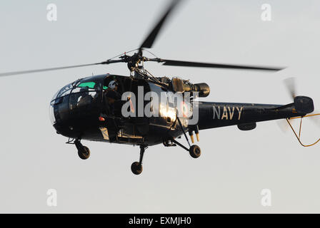 Indian Navy Chetak Helikopter fliegen in Bombay Mumbai Maharashtra, Indien Stockfoto