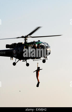 Rettung durch indischen Navy Chetak Hubschrauber; Gateway of India; Bombay; Mumbai; Maharashtra; Indien; Asien Stockfoto