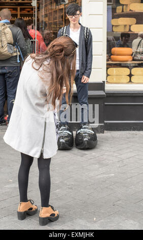 Zufällige Touristen in der Nähe oder am Dam-Platz und den königlichen Palast im Zentrum von Amsterdam, Holland, Niederlande Stockfoto