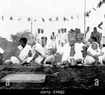 Mahatma Gandhi Kasturba Gandhi Abha Gandhi feiert Hochzeit christliche Unberührbare von Malabar Sevagram Ashram Stockfoto