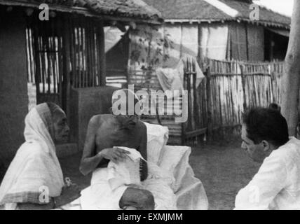 Kasturba Gandhi Mahatma Gandhi finishing ihr Frühstück im Gespräch mit US-Journalist Louis Fischer Sevagram Ashram Stockfoto