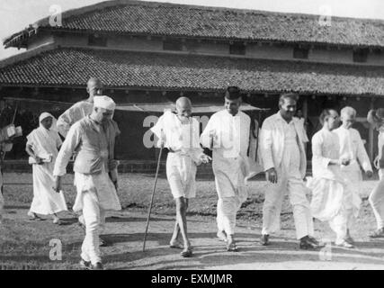 Manibehn Patel, Khan Abdul Gaffar Khan, Jawaharlal Nehru, Mahatma Gandhi, Dr. Jeevraj Mehta, Dr. Gilder, Pyarelal Nayar, Sevagram Ashram, Mahatma Gandhi Ashram, Segaon, Wardha, Nagpur, Maharashtra, Indien, altes Bild des Jahrgangs 1900 Stockfoto