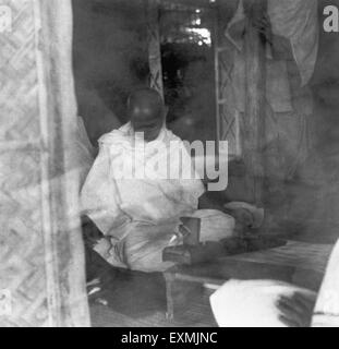 Mahatma Gandhi Spinnen in seiner Hütte im Sevagram Ashram; 1939 KEINE HERR Stockfoto