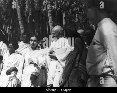 Amtus Salam; Sushila Nayar; Mahatma Gandhi; Abha Gandhi und Pyarelal Nayar in Noakhali; 1946 KEIN HERR Stockfoto