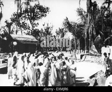 Eine Gruppe von weinenden Frauen, die darauf wartet, Mahatma Gandhi nach den Unruhen zwischen Hindus und Muslimen in Noakhali East Bengal treffen Stockfoto