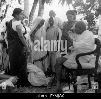 Mahatma Gandhi treffen weinende Frauen Ausschreitungen zwischen Hindus Moslems in Noakhali East Bengal November 1946 Sucheta Kripalani Stockfoto