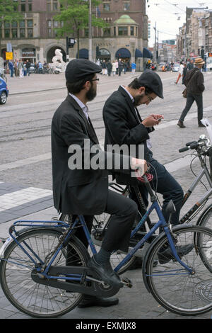 Zufällige Touristen in der Nähe oder am Dam-Platz und den königlichen Palast im Zentrum von Amsterdam, Holland, Niederlande Stockfoto