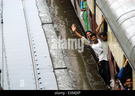 Nahverkehrszug durchlaufen überflutet Gleisanlagen verursacht durch Starkregen in Bombay Mumbai; Maharashtra; Indien Stockfoto