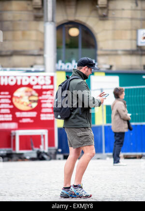 Zufällige Touristen in der Nähe oder am Dam-Platz und den königlichen Palast im Zentrum von Amsterdam, Holland, Niederlande Stockfoto