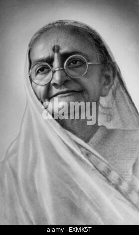 Kasturba Gandhi trägt Brille, Mahatma Gandhi Ehefrau, Sevagram Ashram, Sewagram, Wardha, Nagpur, Maharashtra, 1942, Indien, Asien, Altes Vintage 1900s Bild Stockfoto