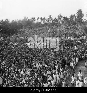 Mahatma Gandhi trifft Menschenmenge, Bengalen, 1945, Indien, Asien, Altes Vintage 1900s Bild Stockfoto