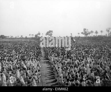 Mahatma Gandhi trifft Menschenmenge, Bengalen, 1945, Indien, Asien, Altes Vintage 1900s Bild Stockfoto