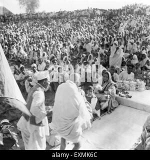 Mahatma Gandhi Ankunft in einem Masse treffen in Bengalen; 1945 KEINE HERR Stockfoto