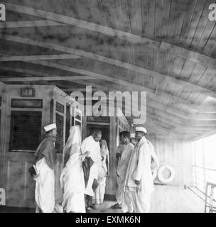 Mahatma Gandhi und andere an Bord auf dem Weg zum Midnapur (East Bengal); Dezember 1945 keine Herr Stockfoto