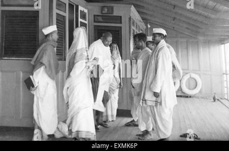 Mahatma Gandhi und andere an Bord auf dem Weg zum Midnapur (East Bengal); Dezember 1945 keine Herr Stockfoto