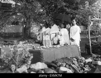 Manu Gandhi Mahatma Gandhi Sushila Nayar Mirabehn Pyarelal Nayar samadhis Kasturba Gandhi Mahadev Desai Aga Khan Palace Pune Indien 1944 Stockfoto