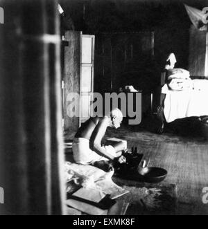 Mahatma Gandhi; Spinnen im Inneren eines Gebäudes am Chaumuhani Noakhali East Bengal; 20. November 1946; Indien nicht Herr