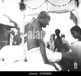 Mahatma Gandhi nach einem Gebet treffen; November 1946; Indien nicht Herr; Manu-Gandhi Stockfoto