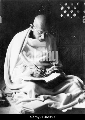 Mahatma Gandhi schreiben während seines Aufenthalts in dem Aufstand bewirkt Bereich von Noakhali East Bengal; November 1946; Indien nicht Herr Stockfoto