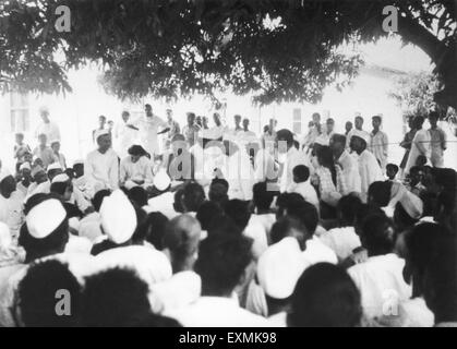 Mahatma Gandhi in einer öffentlichen Sitzung während seines Besuchs in der Aufstand bewirkt Bereich von Noakhali East Bengal; November 1946 Stockfoto