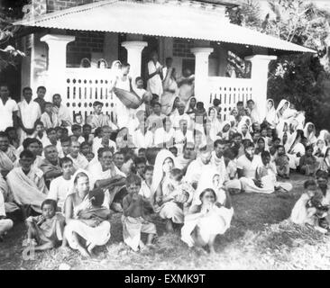 Menschen bei einem Gebetstreffen in Aufruhr betroffenen Bereich Noakhali East Bengal; November 1946; Indien nicht Herr Stockfoto