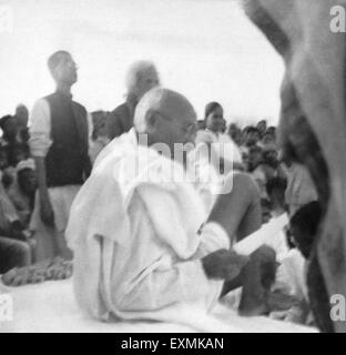 Mahatma Gandhi lesen; während einer öffentlichen Versammlung im Aufruhr betroffenen Bereich in Noakhali East Bengal; November Stockfoto