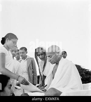 Nach dem Gebet gibt Mahatma Gandhi ein Autogramm in Pune; 2. Oktober 1944; Abha Gandhi; Rajkumari Amrit Kaur kein Herr Stockfoto