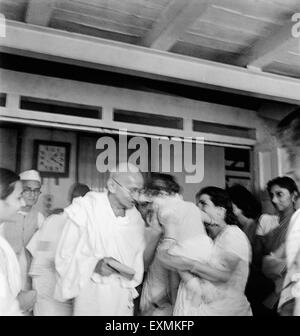 Anand Hingorani; Mahatma Gandhi; Tochter und Frau (Gulbehn) von Dr. Dinshah Mehta an der Natur-Kur-Klinik in Pune Stockfoto