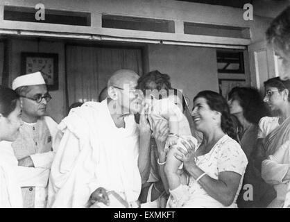 Anand Hingorani; Mahatma Gandhi; Tochter und Frau (Gulbehn) von Dr. Dinshah Mehta an der Natur-Kur-Klinik in Pune Stockfoto