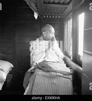 Mahatma Gandhi grüßt Menschen durch das Fenster eines Zuges 1940 Indien Asien altes Vintage 1900er Jahre Bild Stockfoto