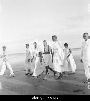 Mahatma Gandhi und andere Fuß am Juhu Beach; Mumbai; Mai 1944 keine Herr Stockfoto