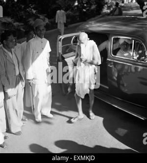 Mahatma Gandhi verlassen ein Auto auf dem Weg zu einem Gespräch mit M. A. Jinnah; Mumbai; September 1944 keine Herr Stockfoto