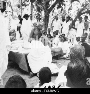 Mahatma Gandhi in einer öffentlichen Sitzung in der Aufruhr betroffenen Gebieten in Noakhali East Bengal; November 1946 Stockfoto