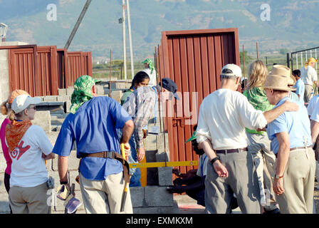 Ehemaliger US-Präsident Jimmy Carter an Freiwilligen bauen Häuser 23. Jimmy Carter Arbeit Projekt Patan Dorf Lonavala Stockfoto