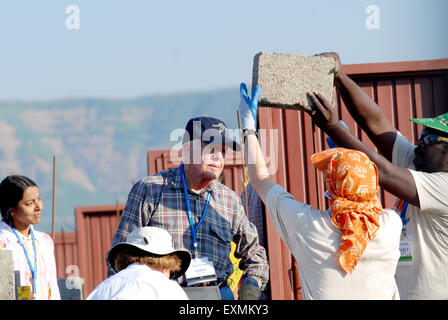 Der ehemalige US-Präsident Jimmy Carter baut freiwillig Häuser Jimmy Carter Arbeitsprojekt im Patan Village Lonavala Maharashtra Indien Asien Stockfoto