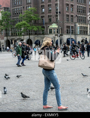 Zufällige Touristen in der Nähe oder am Dam-Platz und den königlichen Palast im Zentrum von Amsterdam, Holland, Niederlande Stockfoto