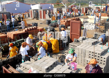 Freiwillige Helfer bauen Häuser am 23. Jimmy Carter Arbeit Projekt in Patan Village; in der Nähe von Lonavala; Maharashtra Stockfoto