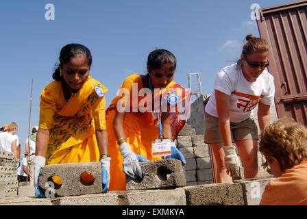 Freiwillige Helfer bauen Häuser am 23. Jimmy Carter Arbeit Projekt in Patan Village; in der Nähe von Lonavala; Maharashtra Stockfoto