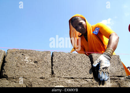 Freiwillige Helfer bauen Häuser am 23. Jimmy Carter Arbeit Projekt in Patan Village; in der Nähe von Lonavala; Maharashtra Stockfoto