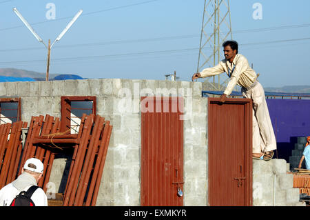 Freiwillige Helfer bauen Häuser am 23. Jimmy Carter Arbeit Projekt in Patan Village; in der Nähe von Lonavala; Maharashtra; Indien Stockfoto