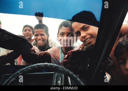 Indischen Strassenkindern Blick durch Auto Glas Windschutzscheibe Mumbai Indien Stockfoto