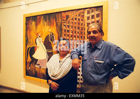 Charan Sharma Malerin mit Frau Nimisha Sharma in Jehangir Kunstgalerie bombay mumbai maharashtra indien asien Stockfoto